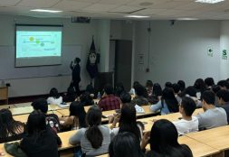 Estudiantes y egresados USAT exploran estrategias de inversión en conferencia de la Facultad de Ciencias Empresariales