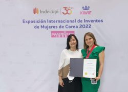 Indecopi entrega medalla a egresada USAT ganadora de la Feria Internacional de Inventos de Mujeres de Corea del Sur